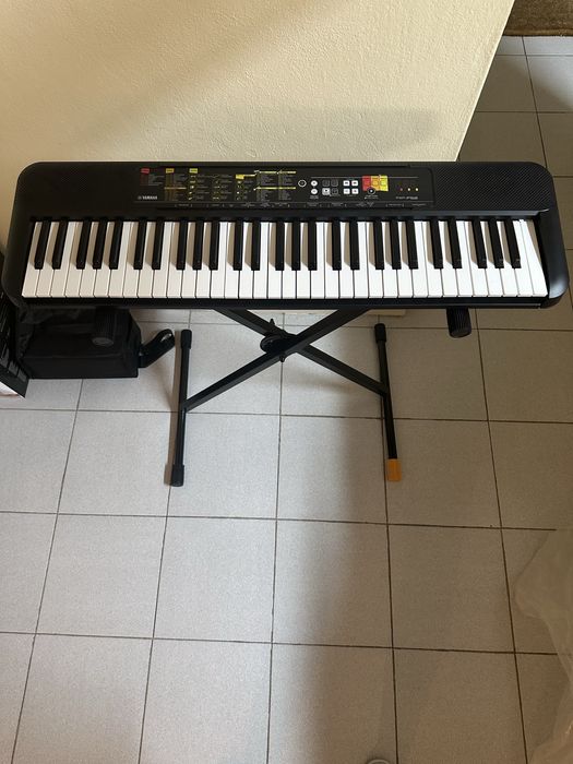Piano Yamaha e suporte