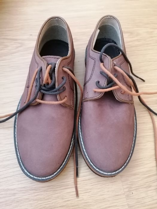 Sapatos novos em pele