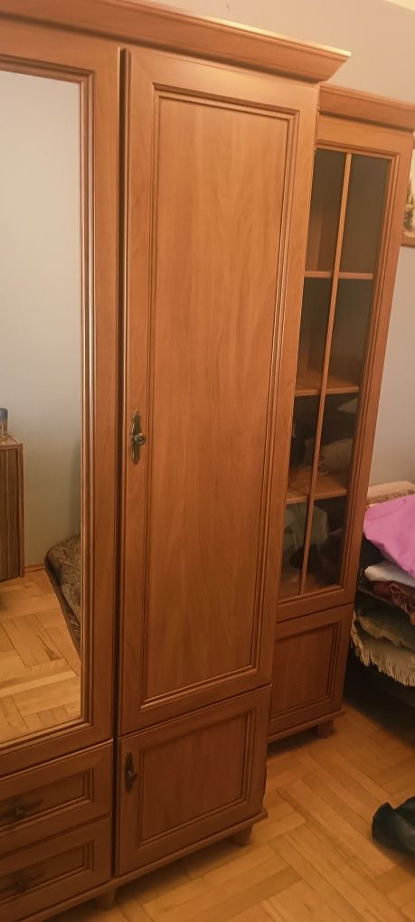 Szafa z lustrem, słupkiem i małą szafka