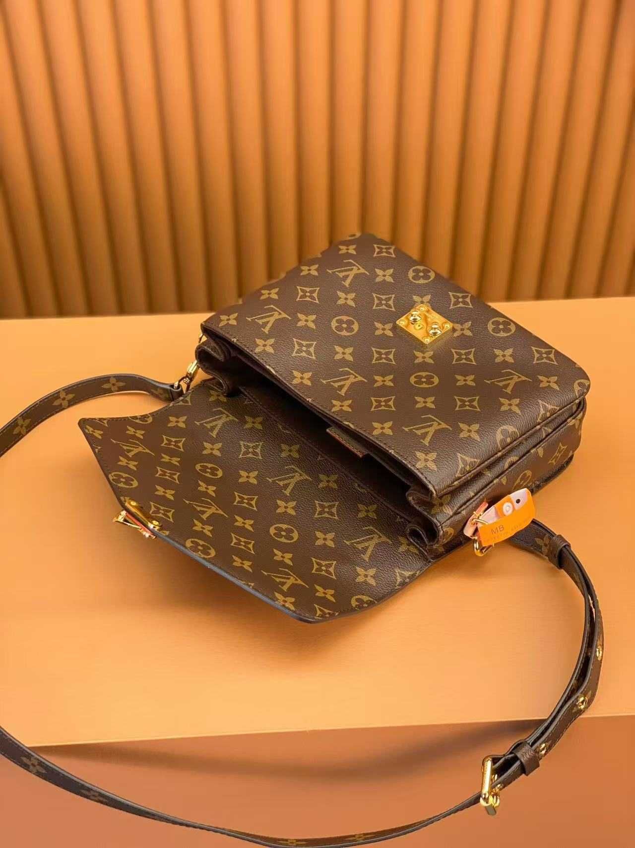 LOUIS VUITTON Pochette Metis