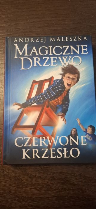 Magiczne drzewo, czerwone krzesło