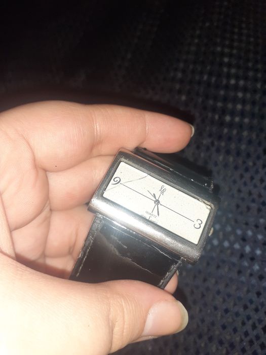 Наручные часы с прямоугольным циферблатом белые