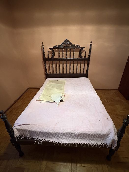 Cama em madeira escura maciça