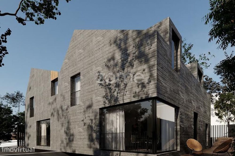 Moradia de Luxo T3 + 1 – EM PEDREIRO - Passionistas, S. M. da Feira