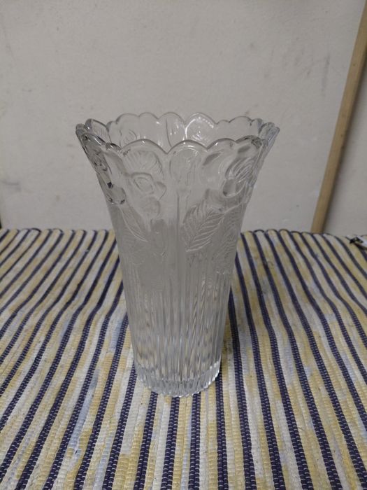 Jarra antiga de vidro para flores