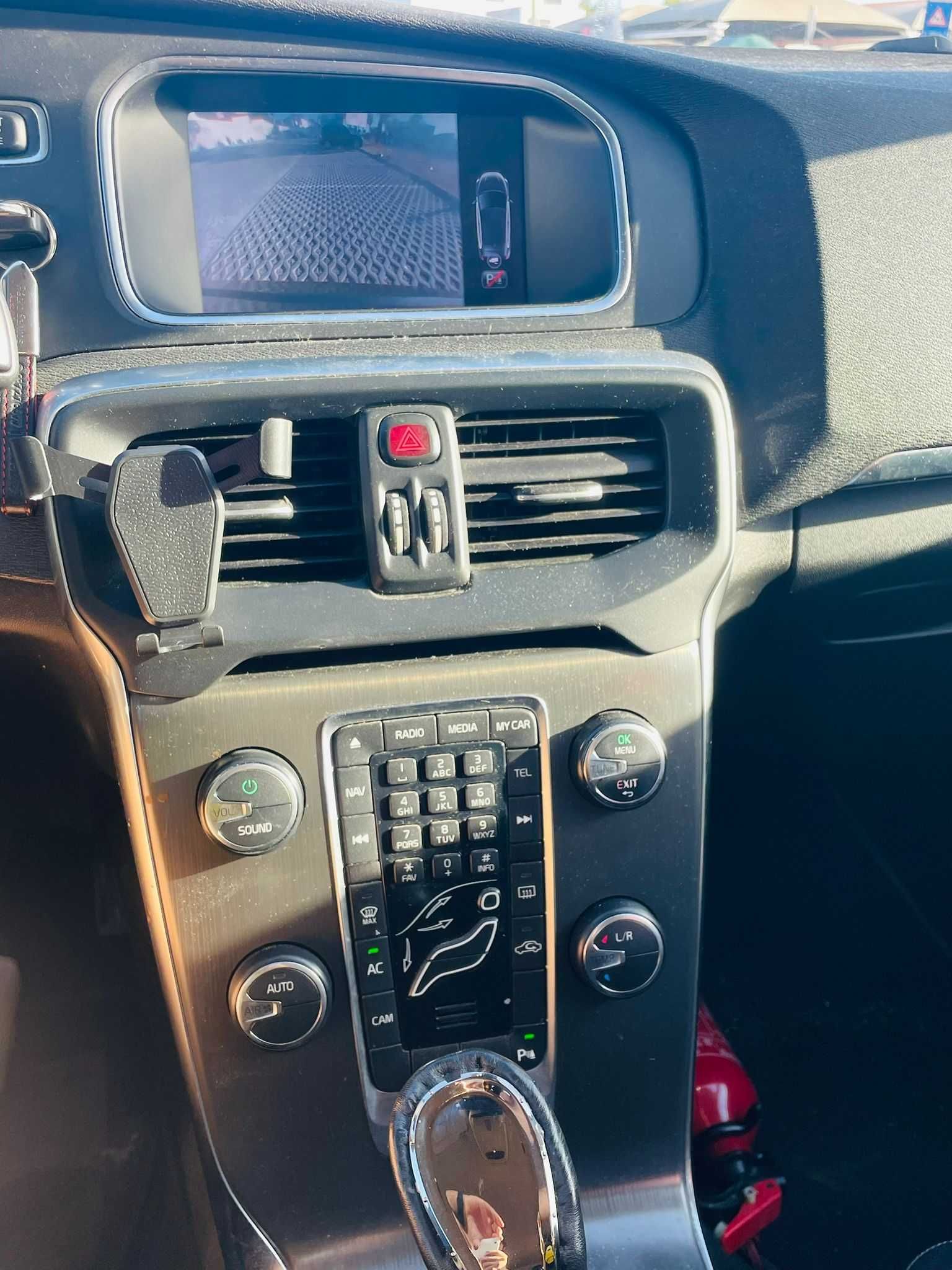Volvo V40 1.6 Diesel GPS Câmara Sensores Estofos em Pele Económica