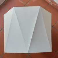 candeeiro de teto branco com efeitos de dobragem