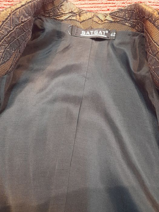 Casaco e blusa em tecido castanho