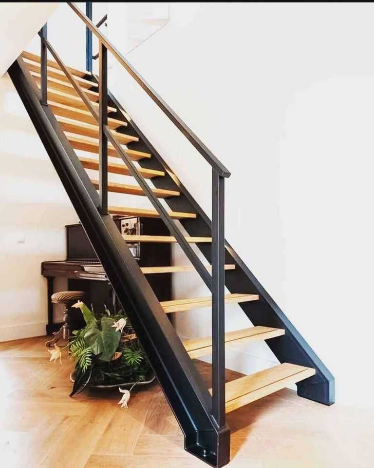Escada com estrutura metálica e degraus de madeira.
