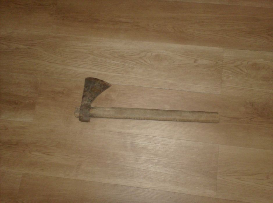 Machado com cabo de madeira