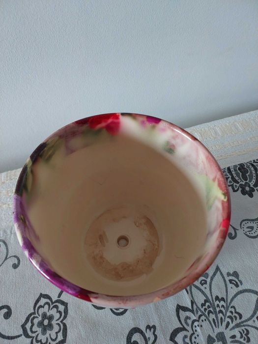 Doniczka w piękne kwiaty