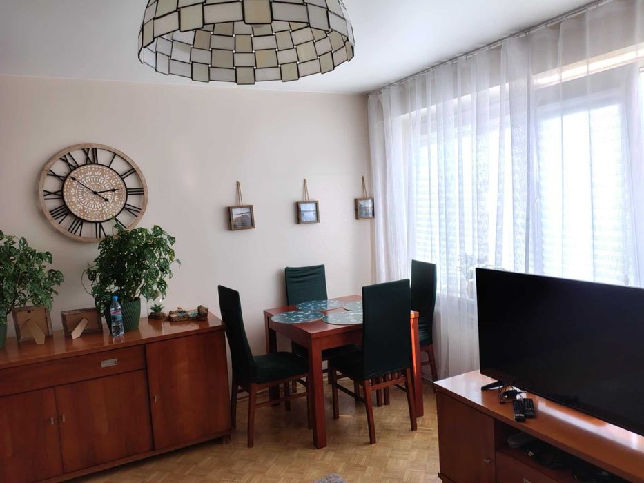 Komplet mebli - szafa, łóżko, 2 komody, szafka rtv, stół, krzesła