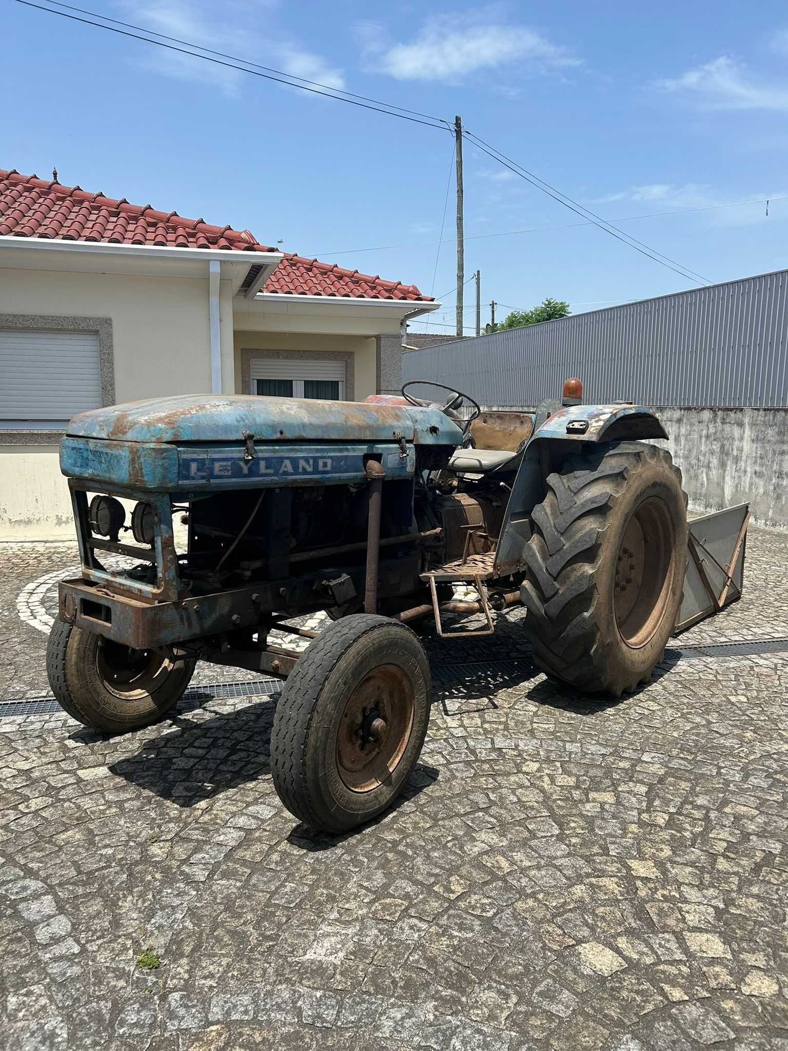Tractor leyland 270 com plataforma traseira