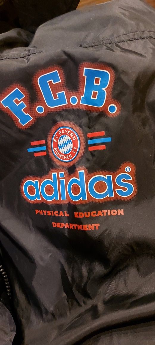 Nowa przeciwdeszczowa kurtka Adidas F.C.B.