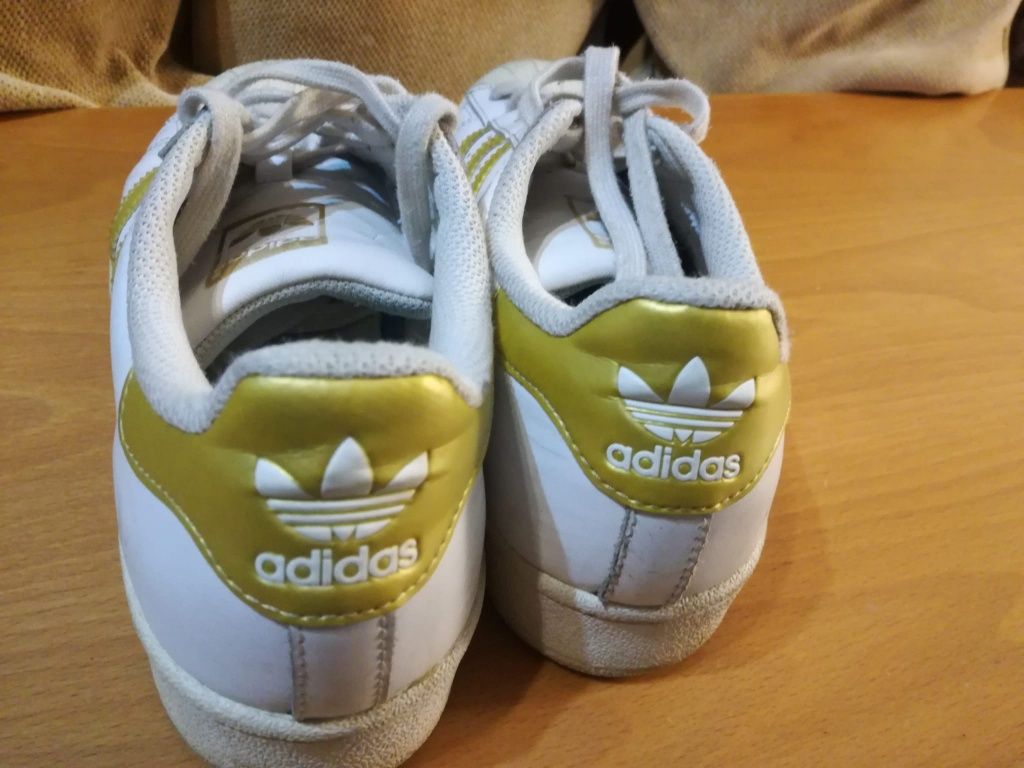 Sapatilhas Adidas Superstar risca dourada tamanho 38