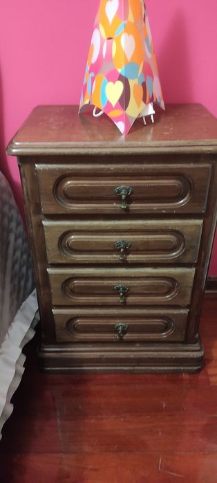 Cama solteiro com colchão + mesinha de cabeceira e escrivaninha