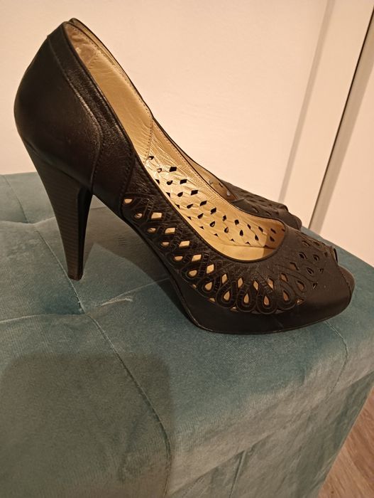 Sapatos salto alto pretos