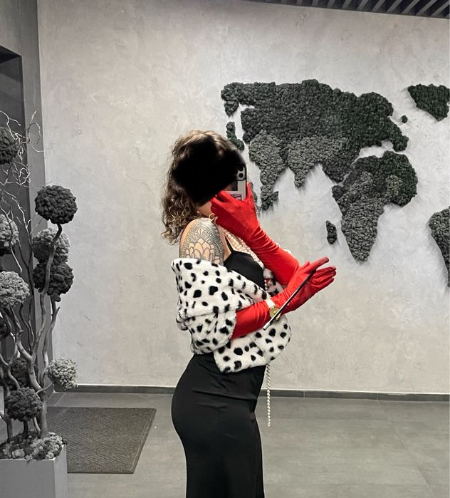 Образ Круелла Cruella (рукавички, довге намисто, мундштук, накидка)