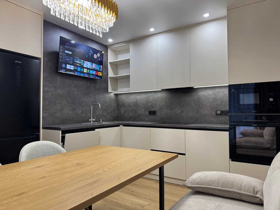 Терміново! Укомплектована двокімнатна поблизу ТРЦ "Veles Mall"