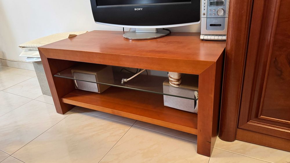 Móvel TV em cerejeira com uma prateleira em vidro