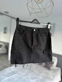 Czarna spódnica jeansowa cargo kieszenie