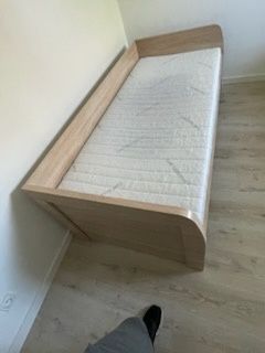Łóżko jednoosobowe z materacem