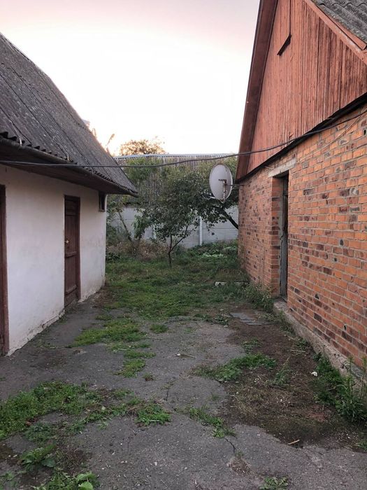 Продається будинок в центрі Черняхова