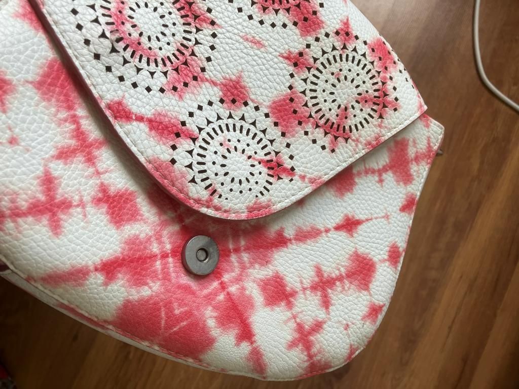 Desigual torebka damska listonoszka biała różowa z klapką