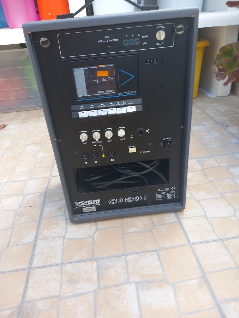 Coluna com leitor de cassetes