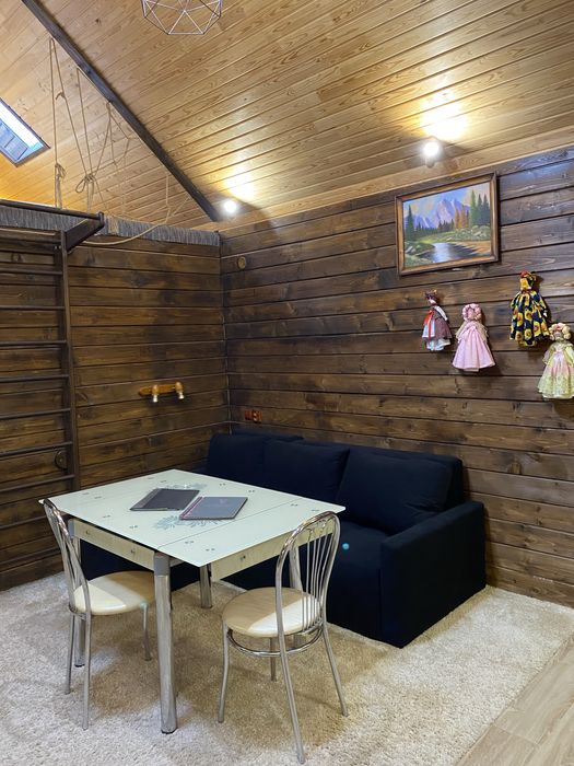 Будиночок з теплим басейном