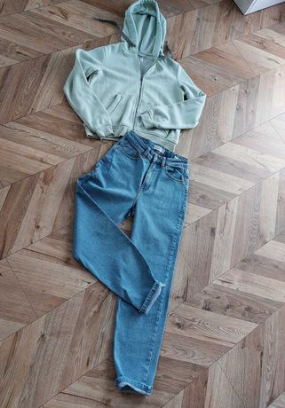 Firmowy zestaw na jesień bluza z kapturem i niebieskie jeansy