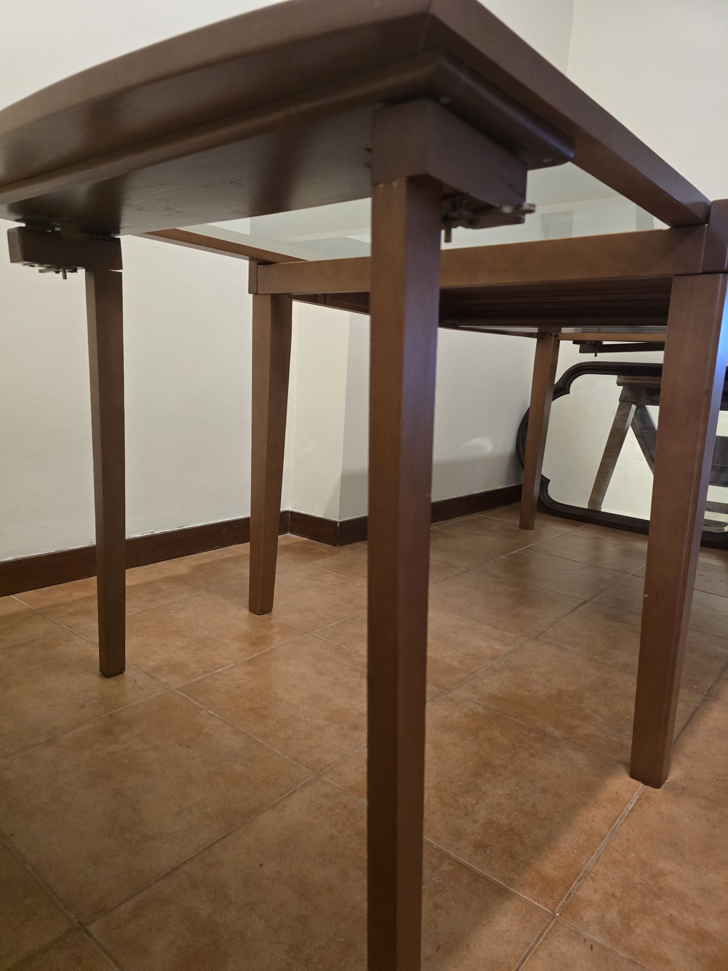 Mesa de Jantar extensível em madeira e vidro