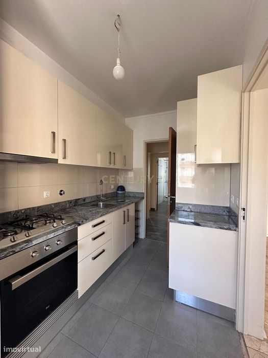 Apartamento T3 em Loures com Varanda e Proximidade a Lisboa