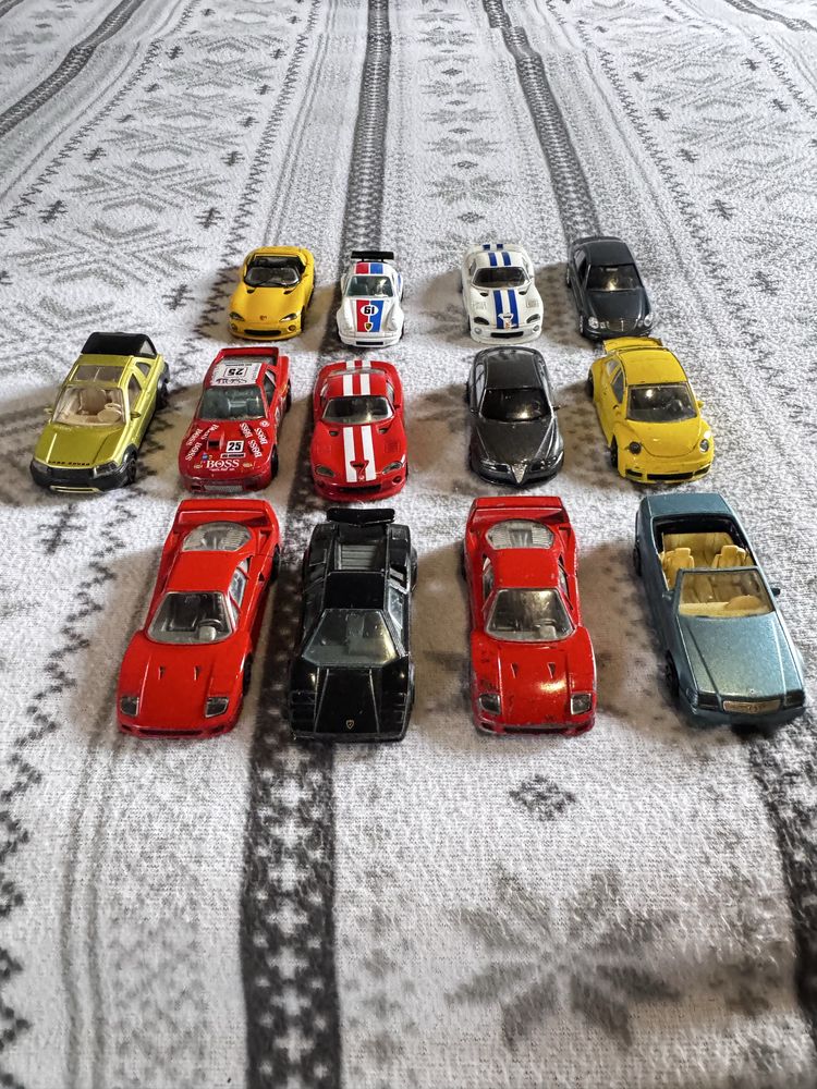 Lote de 13 miniaturas de variadas marcas de carros