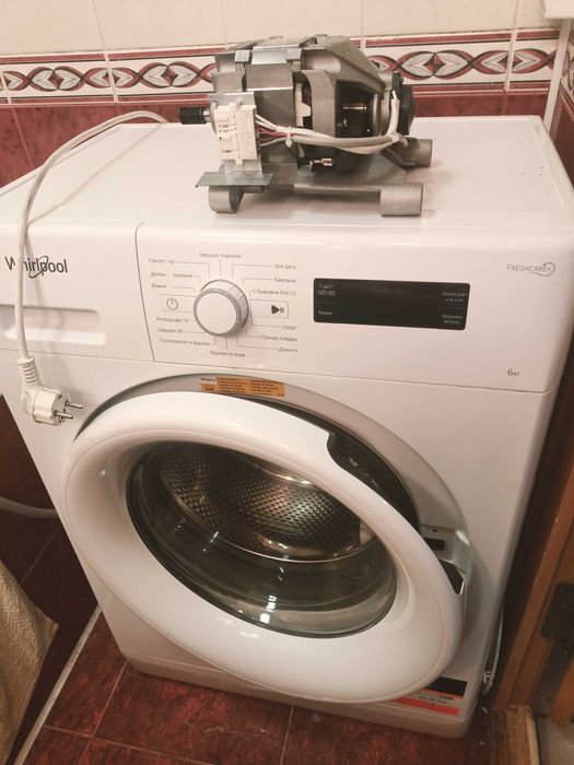 Мотор неробочий від Пральної машинки вузька WHIRLPOOL FWSF 61053 W EU