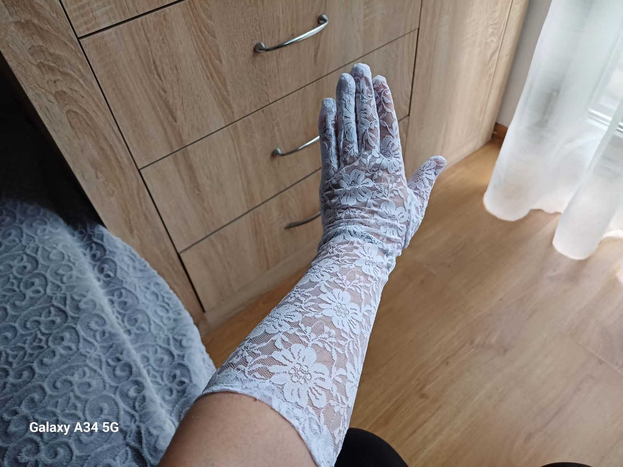 Długie koronkowe rękawiczki