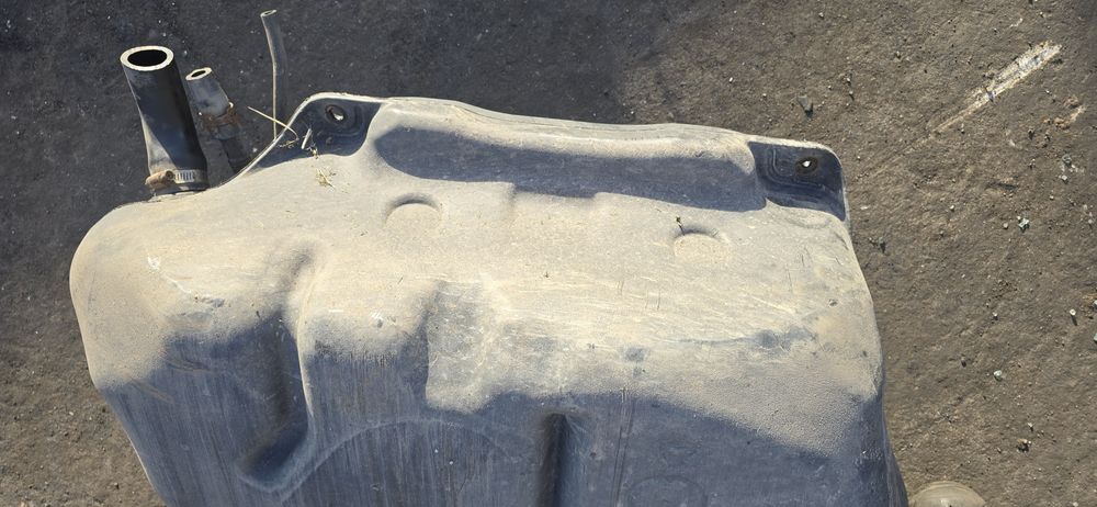 Zbiornik paliwa bak pompka paliwa Toyota Yaris II 1,3