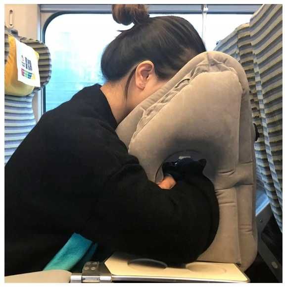 Dmuchana poduszka podróżna – do samolotu, samochodu, wygodna do spania