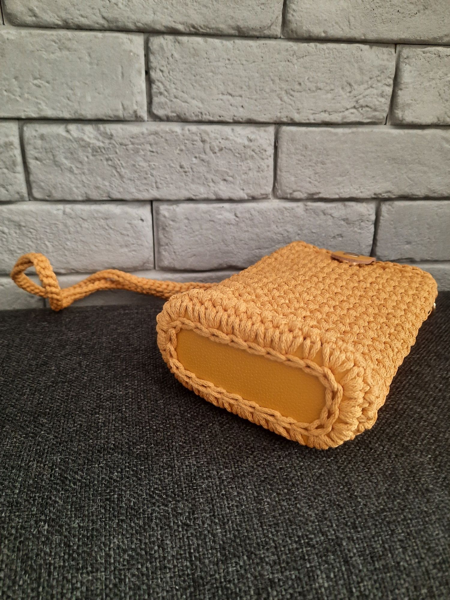Etui na telefon na szydełku mini torebka miodowa skóra handmade