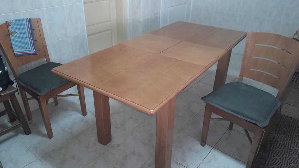 Mesa de cozinha em madeira maciça