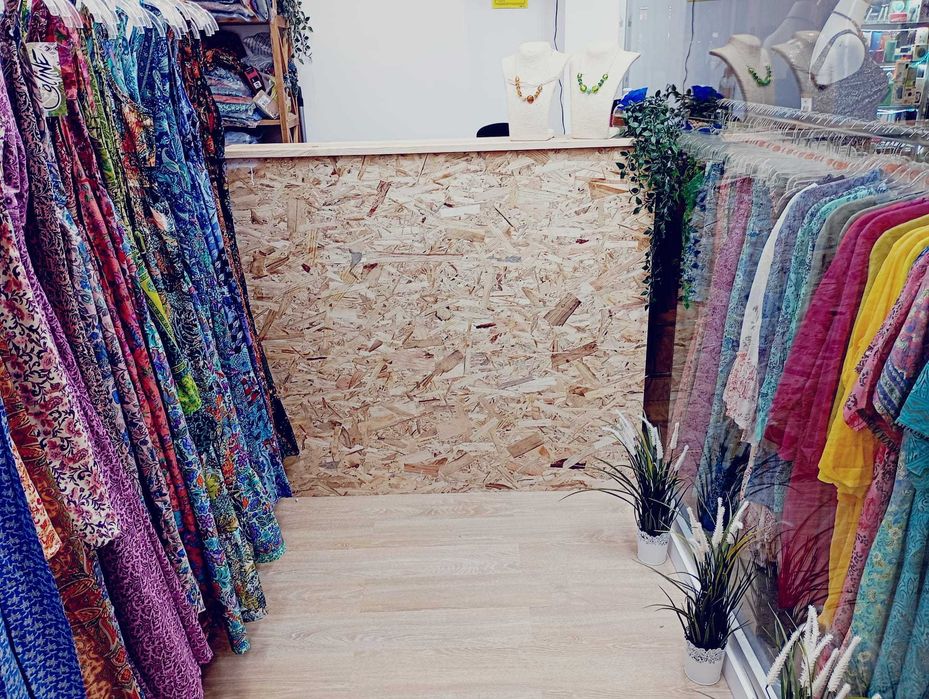 Balcão de madeira disponivel até 27/10/2025