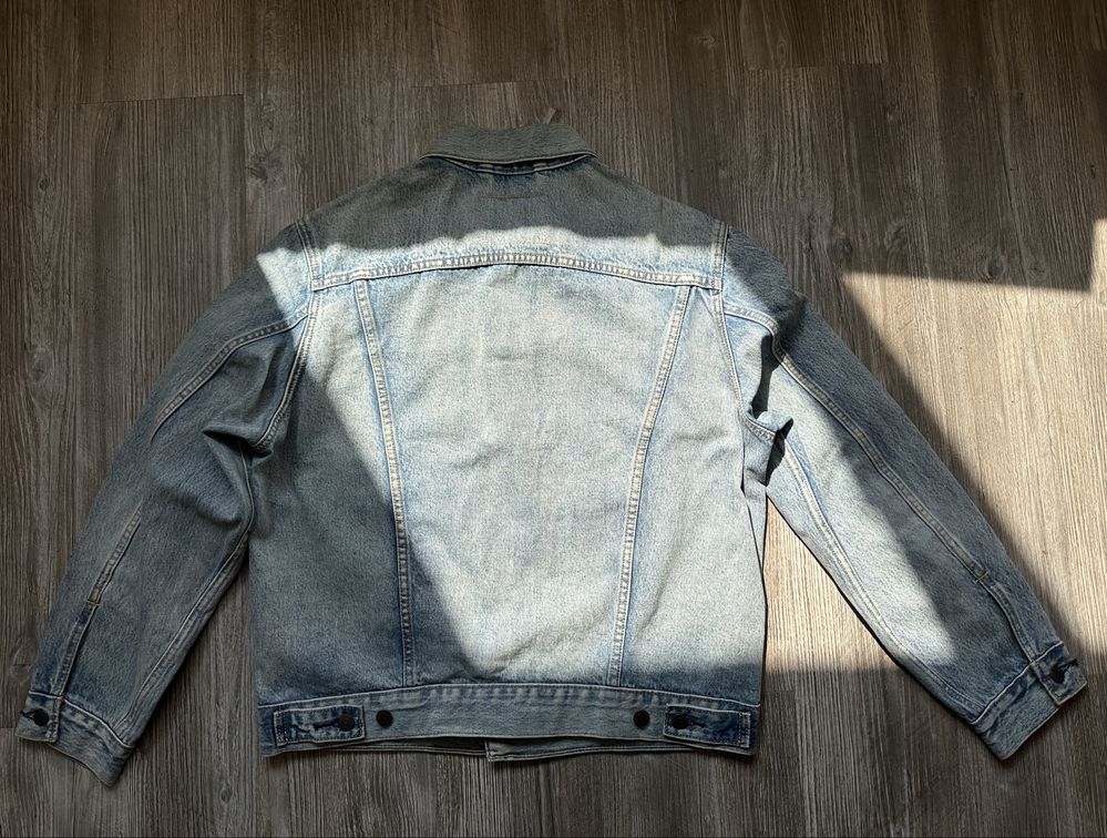Мужская джинсовая куртка Levis, размер M