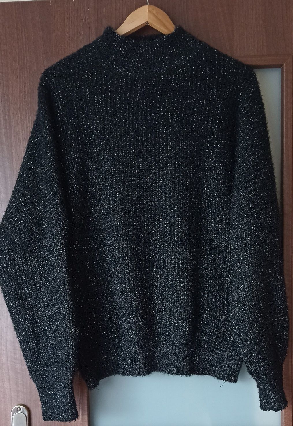Czarny swetr że srebrną nitką oversize rozmiar L
