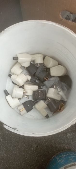 Stare gniazdka włączniki bezpieczniki podstawy stara elektryka puszki