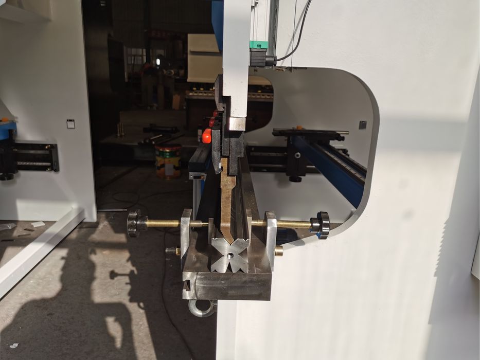 Листогиб гидравлический 40т 2000 мм e22