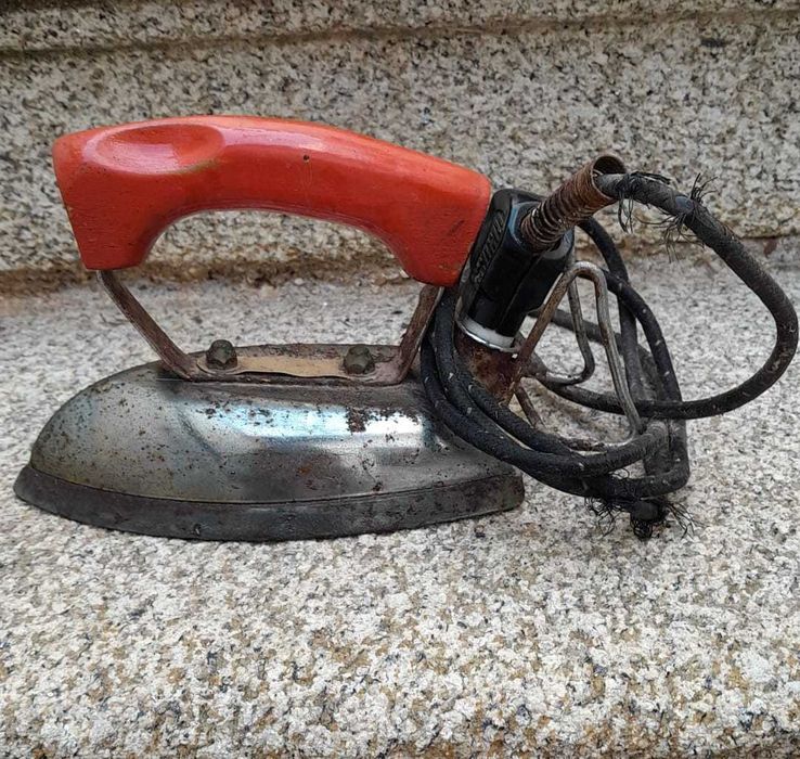 Ferro de Engomar Antigo – Vintage / Industrial