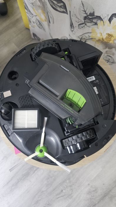 iRobot Roomba j7+ – Como novo + Garantia Nov 2026 + Acessórios