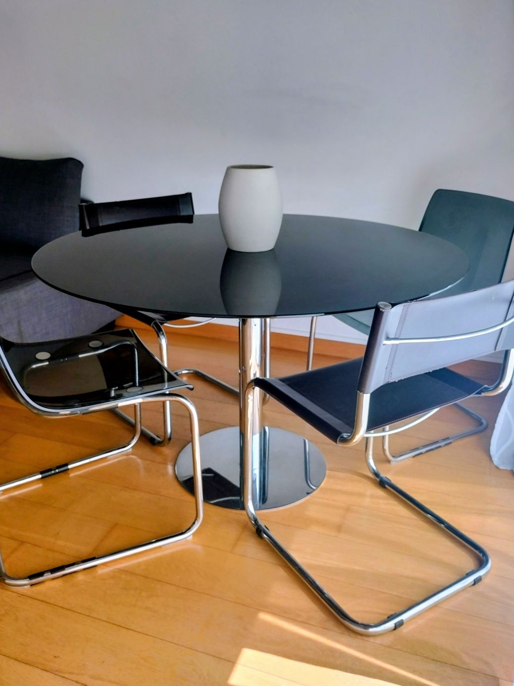 Mesa de vidro com 4 cadeiras