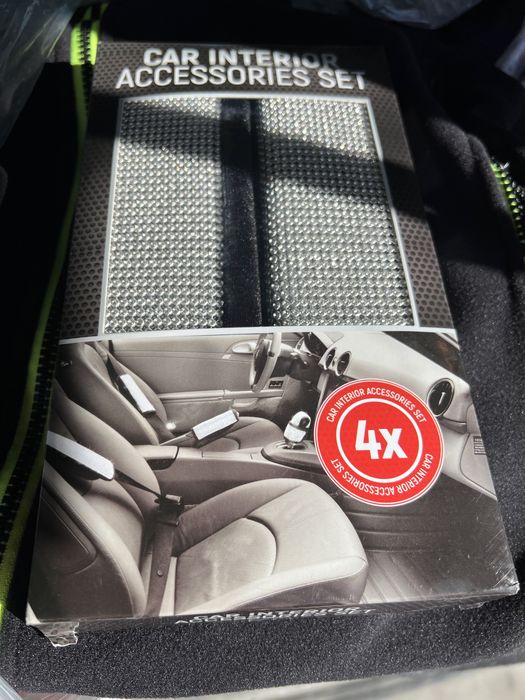 Akcesoria do wnetrza samochodu nakladki na pasy itd.
