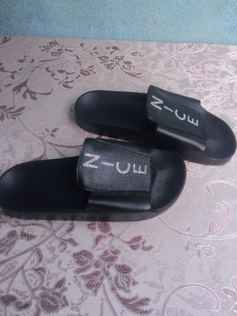 Шльопки, шльопанці, шкіра